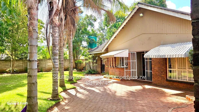 Modern and Well positioned for Commercial Use House  In Alex Park!